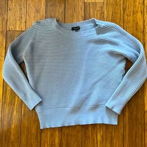 Lightweight, fitted pullover